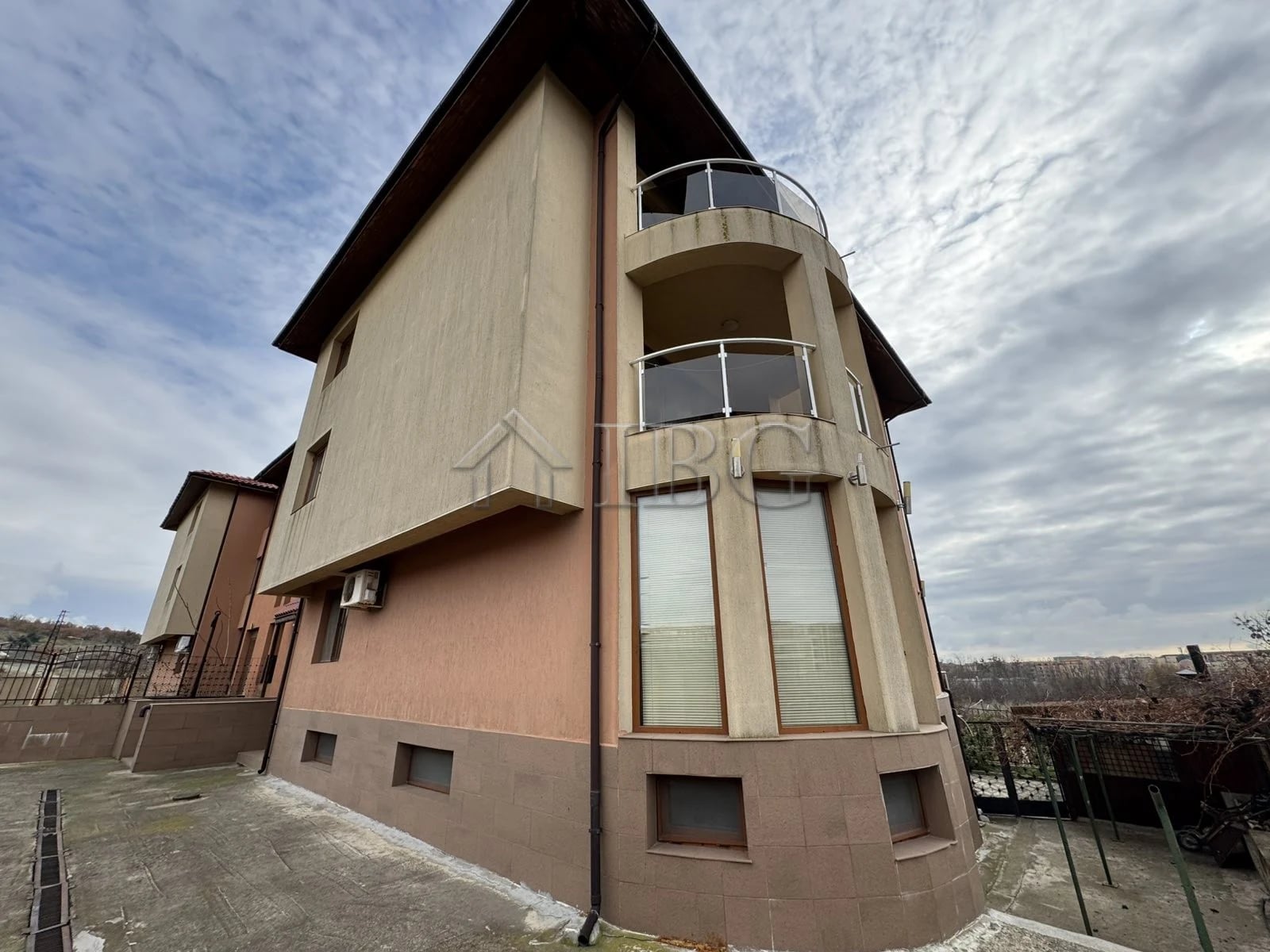 Spacious Four-Story House in Kosharitsa