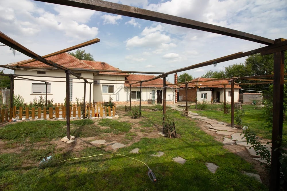 Lovely 2 bed, 2 bath house with large yard near Polski Trambesh