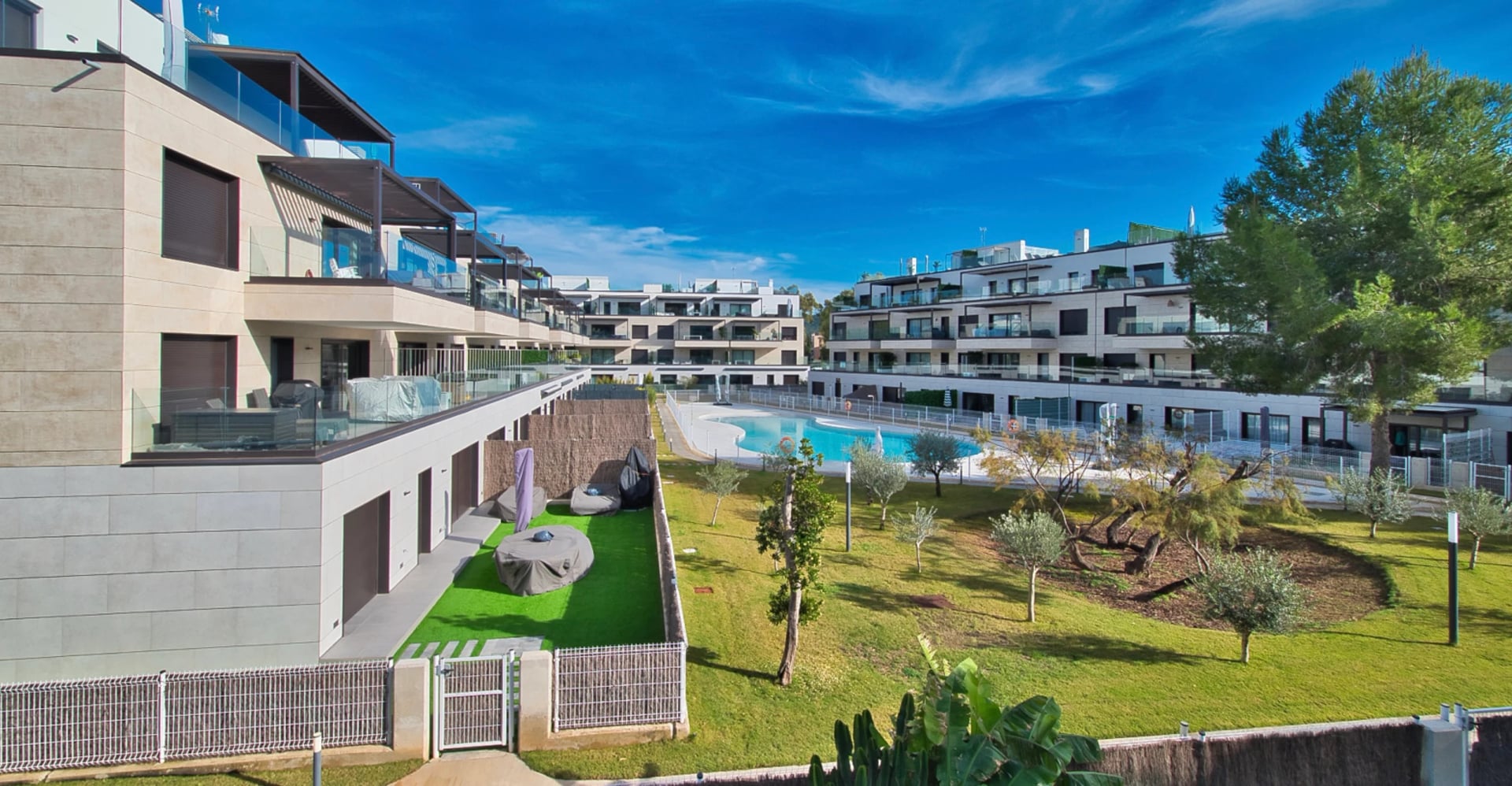 Moderní apartmán v novém rezidenčním komplexu v Santa Ponsa v pěší vzdálenosti od pláže