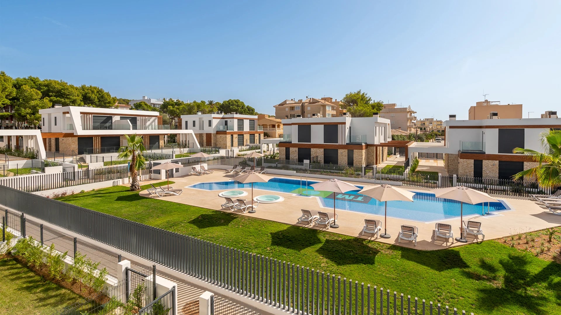 Novostavba rodinného domu s bazény a zahradou na prodej přímo od developera v Cala Ratjada na Mallorce