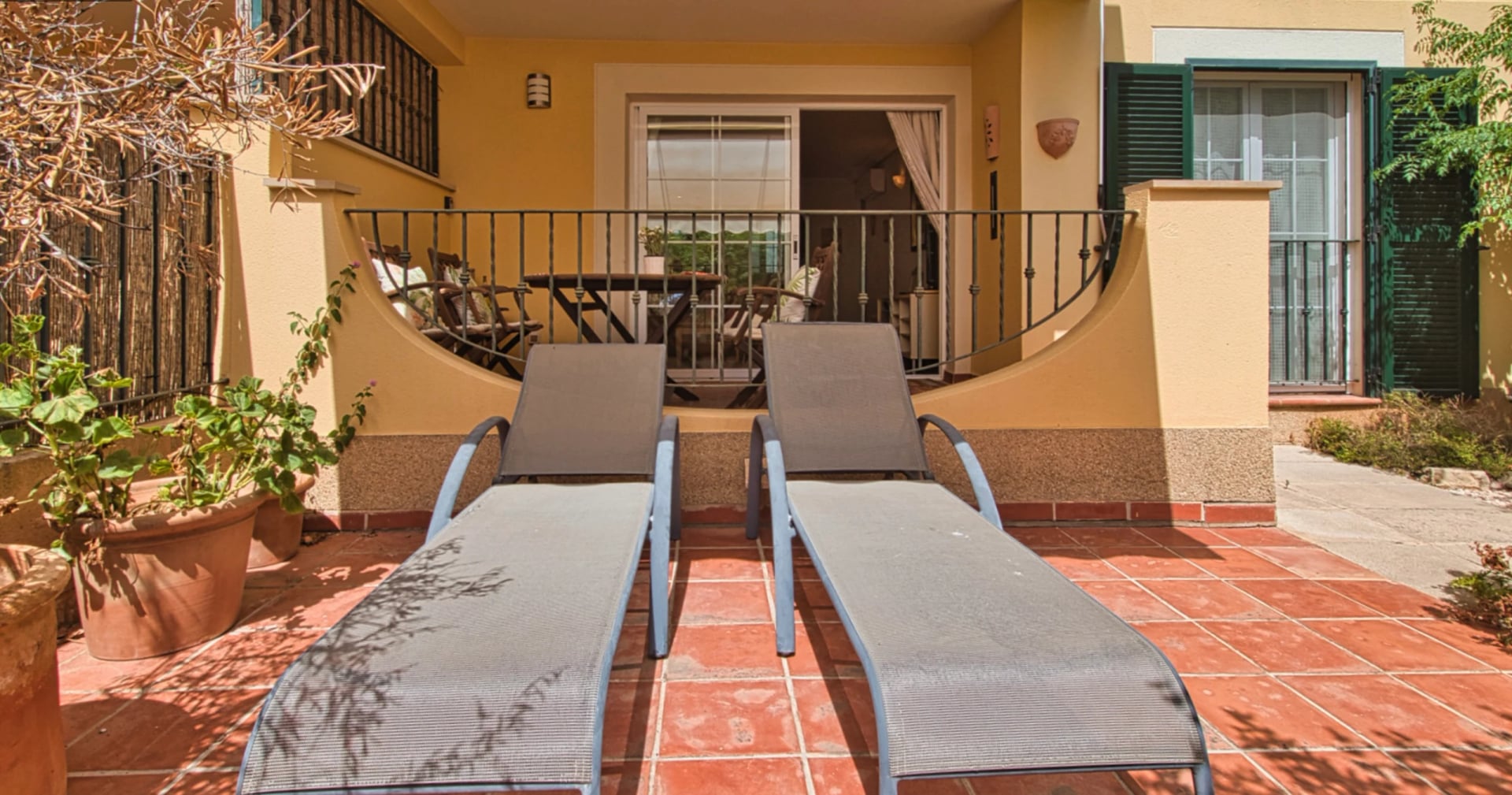 Zahradní byt v oblíbeném rezidenčním komplexu s velkým bazénem, v pěší vzdálenosti od moře v Port de Andratx