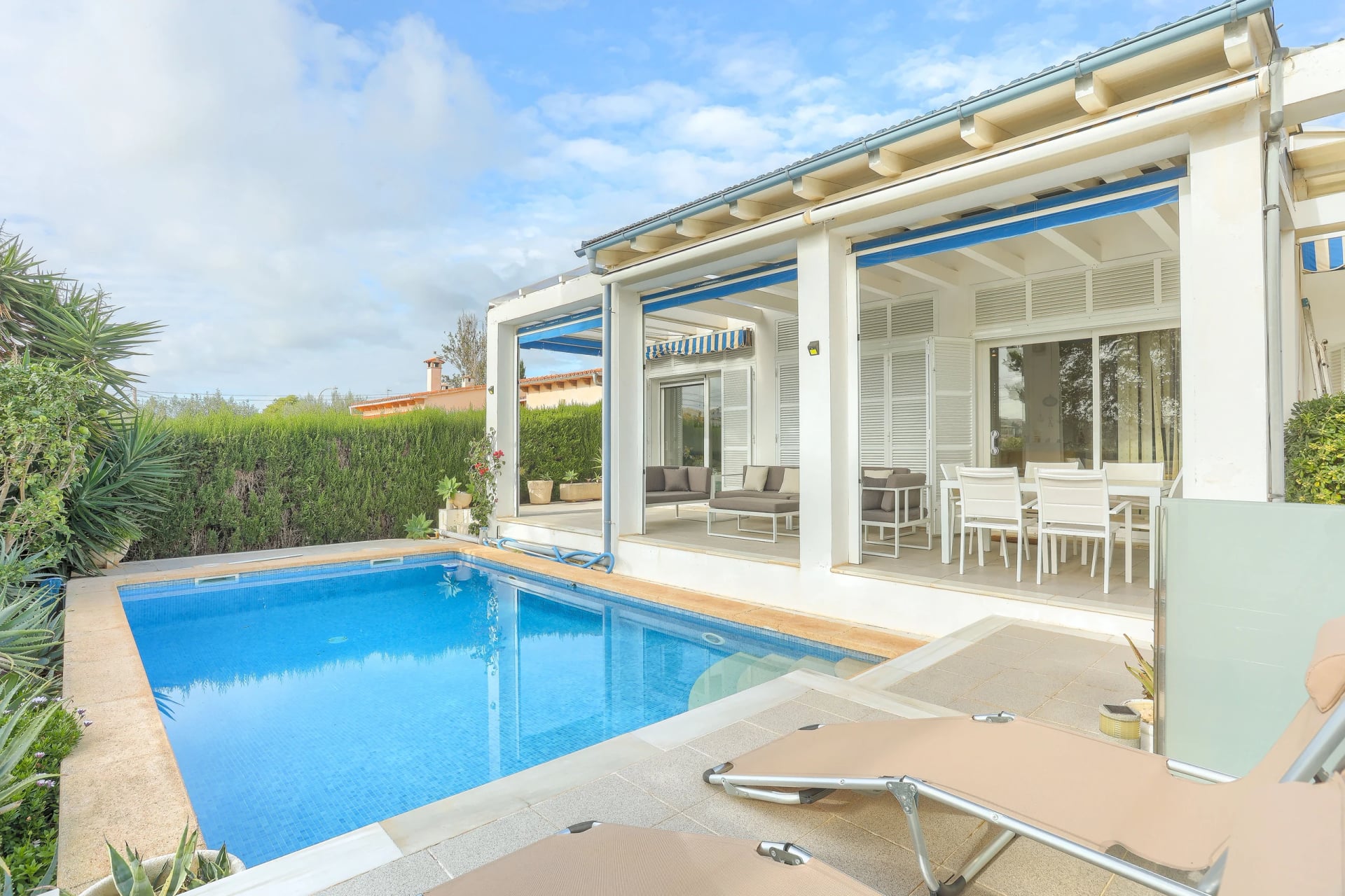 Elegantní bungalov s výhledem na moře, bazénem a zahradou poblíž Porto Cristo